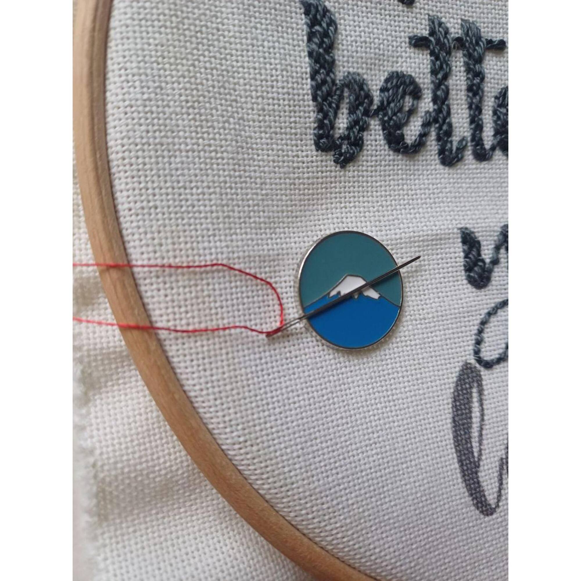 Wizardi 4/5" Mountains Magnetic Needle Minder
